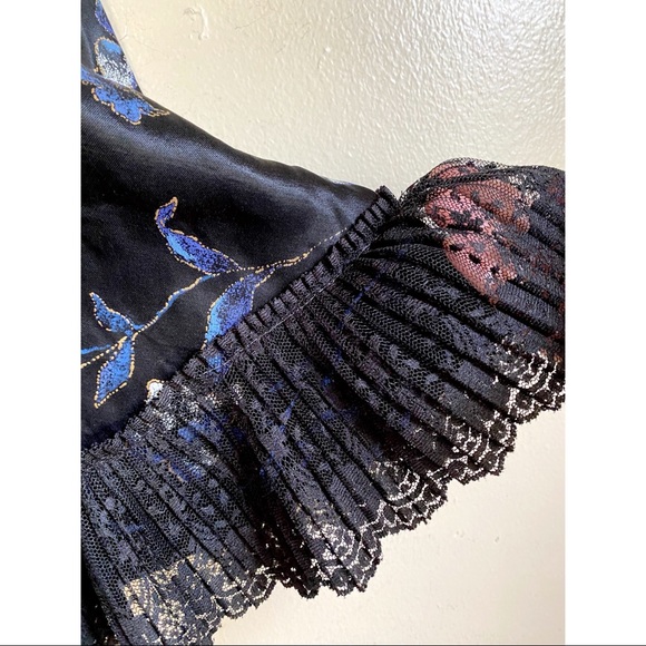 Vintage Ruffle Trim Mini - Picture 2 of 5